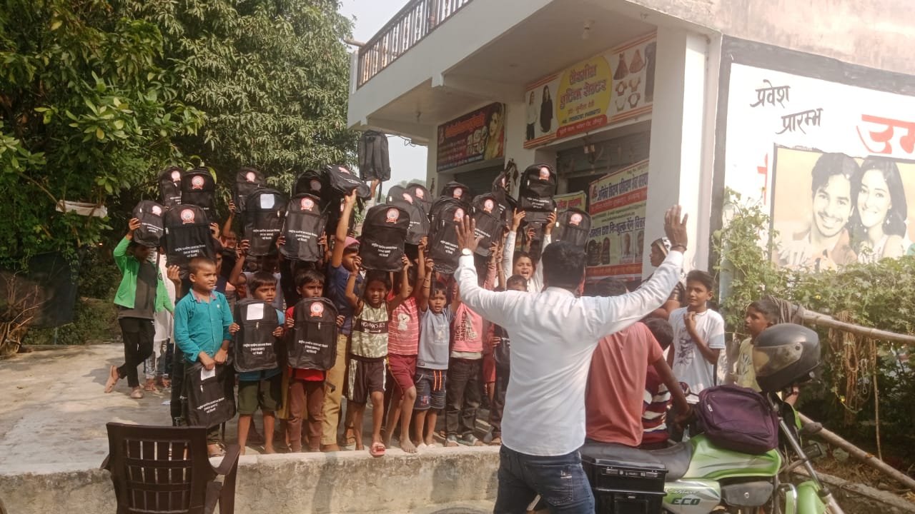 सामाजिक सेवा के अंतर्गत बैग वितरण कार्यक्रम